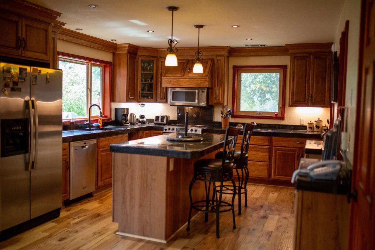 Riverfront Property With Waterfalls Near Yosemite And Bass Lake โอกเฮิร์สต์ ภายนอก รูปภาพ