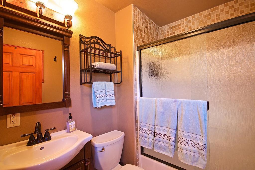 Riverfront Property With Waterfalls Near Yosemite And Bass Lake โอกเฮิร์สต์ ห้อง รูปภาพ