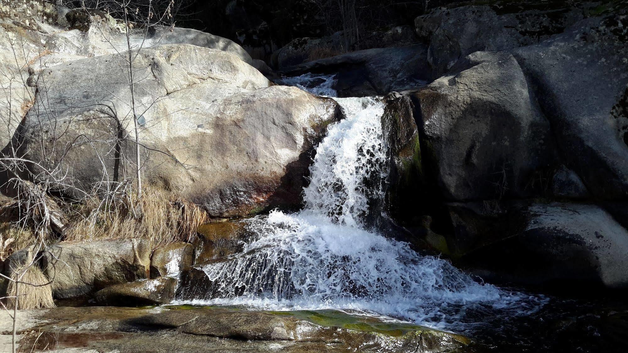 Riverfront Property With Waterfalls Near Yosemite And Bass Lake โอกเฮิร์สต์ ภายนอก รูปภาพ